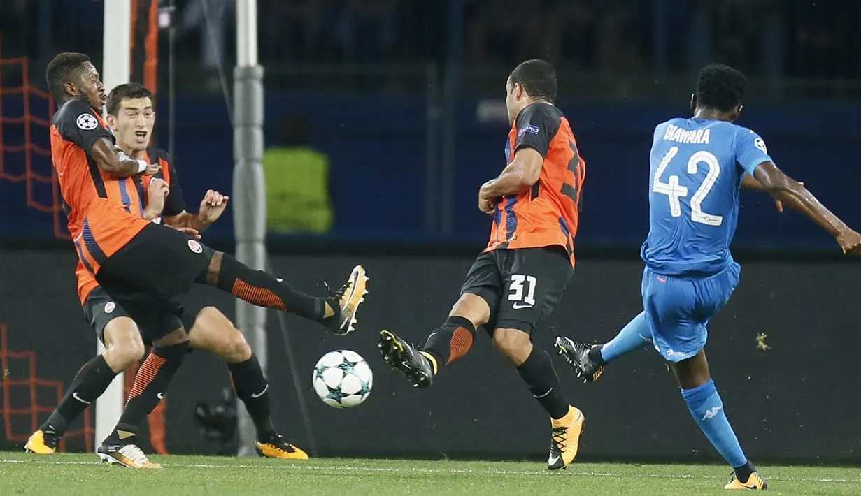 Gelandang Napoli, Amadou Diawara, melepaskan tendangan ke gawang Shakhtar Donetsk pada laga Liga Champions di Stadion Metalist, Ukraina, Kamis (14/9/2017). Shakhtar Donetsk menang 2-1 atas Napoli. (AP/Efrem Lukatsky)