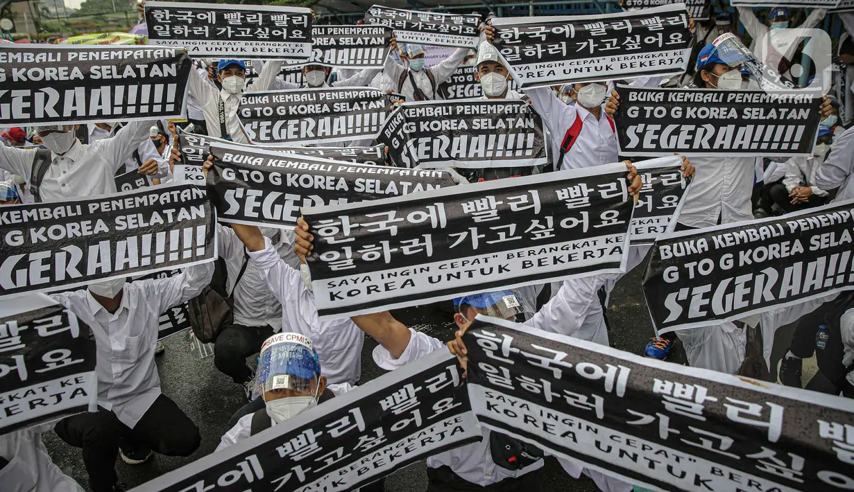 Massa calon pekerja migran Indonesia membawa poster memadati badan jalan Gatot Subroto, berunjuk rasa di depan kompleks Kemenaker, Jakarta, Senin (18/10/2021). Aksi dilakukan untuk menuntut kejelasan status penempatan mereka. (Liputan6.com/Faizal Fanani)