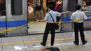 Seorang pemuda melakukan serangan brutal di sebuah stasiun kereta bawah tanah Taipei, Taiwan, Rabu (21/5/14). (AFP PHOTO/Mandy Cheng)