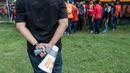 Petugas keamanan yang jumlahnya terbatas membuat Bung Ferry dan para korlap The Jakmania harus sigap mengatasi kondisi agar stadion tetap bisa digunakan untuk pertandingan. (Bola.com/Vitalis Yogi Trisna)