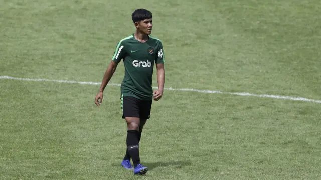 Pemain Timnas Indonesia U-22, Firza Andika, mengamati instruksi. (Bola.com/Yoppy Renato)