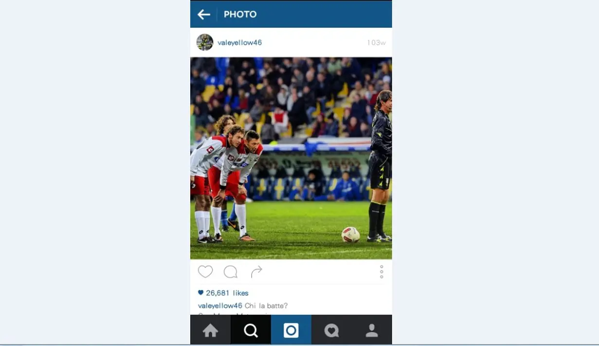 Valentino Rossi saat bermain bola bersama Marco Materazzi. (foto/instagram/valeyellow46)
