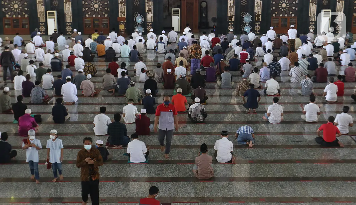Suasana jemaah Salat Jumat di Masjid At-Tin, Jakarta, Jumat (13/08/2021). Masjid At-Tin kembali menggelar Salat Jumat pertama kalinya setelah kegiatan shalat jumat dihentikan lantaran mengikuti ketentuan pemberlakuan PPKM Darurat. (Liputan6.com/Herman Zakharia)