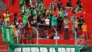 Suporter Persebaya "Bonek" memberikan dukungan kepada tim kesayangan mereka saat berlaga di SCM Cup 2015, Stadion H Agus Salim, Padang, Senin (19/1/2015). (Liputan6.com/Johan Tallo)