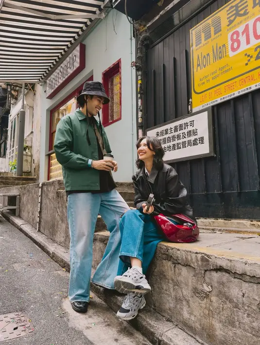 Pasangan Vidi Aldiano dan Sheila Dara memilih tampilan layering yang santai namun tetap stylish saat liburan ke Macau. Dengan mengenakan jaket berkerah dipadukan celana jeans, keduanya memberikan kesan kasual yang chic. [@vidialdiano].