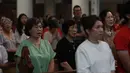 Sementara, yang ketiga merupakan Misa Khusus Lansia yang akan dilaksanakan pukul 16.00 WIB. Misa ini menjadi yang pertama kali digelar di Gereja Katedral Jakarta dan dipersembahkan oleh Romo Macarius Maharsono Probho, SJ. Tampak dalam foto, umat Katolik saat mengikuti Misa Pontifikal Natal di Gereja Katedral Jakarta, Kamis (25/12/2025). (Kapanlagi.com/Budy Santoso)