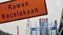 Aktivitas pekerja saat memasang pondasi Tol Bekasi-Cawang-Kampung Melayu (Becakayu) seksi 1A rute Casablanca-Cipinang Melayu, Jakarta, Minggu (19/5/2019). Pembangunan Tol Becakayu seksi 1A selama bulan puasa tetap dilakukan untuk mencapai target yang ditentukan. (merdeka.com/Iqbal Nugroho)