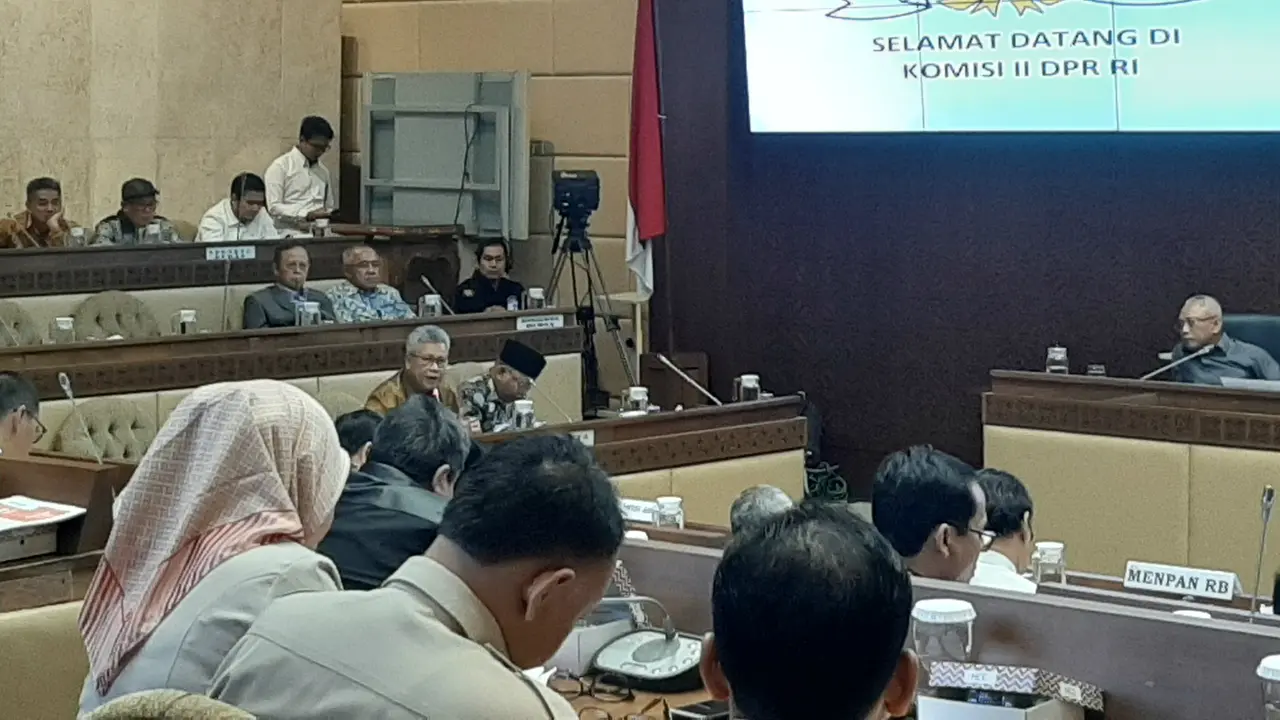 Komisi II DPR RI menggelar rapat dengar pendapat dengan KemenpanRB, Senin (18/11/2019).