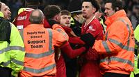 Curtis Jones terlibat keributan setelah duel Everton vs Liverpool pada laga pemungkas Merseyside Derby di Goodison Park dalam lanjutan Liga Inggris 2024/2025, Kamis (13/2/2025) dini hari WIB. (Paul ELLIS / AFP)