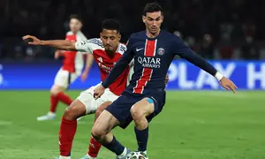 Bek Arsenal asal Prancis William Saliba (kiri) berebut bola dengan gelandang Paris Saint-Germain asal Spanyol Fabian Ruiz (kanan) selama pertandingan sepak bola leg kedua semifinal Liga Champions UEFA antara Paris Saint-Germain (PSG) dan Arsenal di stadion Parc des Princes di Paris, pada 7 Mei 2025.Thomas SAMSON / AFP