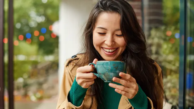 perempuan dan november bahagia di usia bertambah