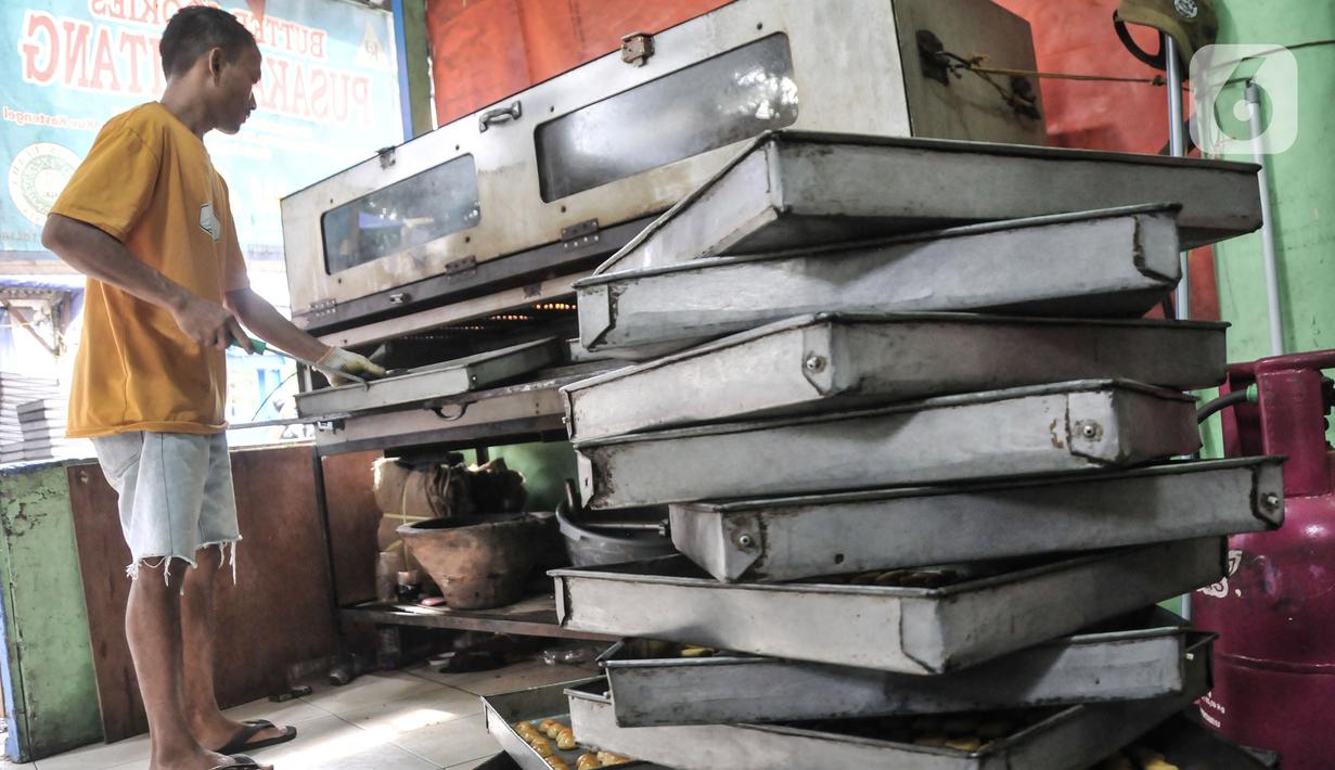 Pekerja memasukkan kue kering ke dalam oven di industri rumahan Pusaka Kwitang, Jakarta, Kamis (6/4/2023). (merdeka.com/Iqbal S Nugroho)