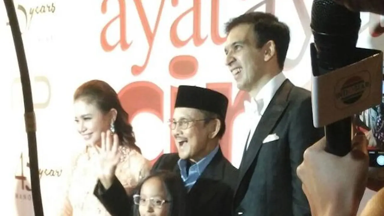 BJ Habibie Mesra dengan Cucu Hadiri Gala Premier AAC 2