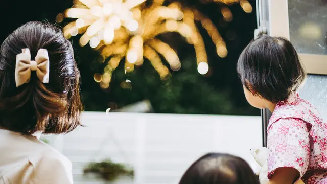 Cara Aman Nonton Kembang Api jika si Kecil Alergi Debu atau Asap (Beeboys/shutterstock)
