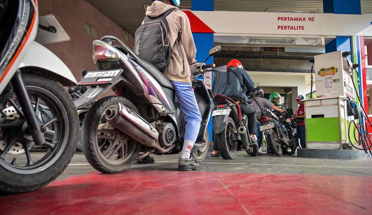 Pemerintah terus memastikan, pasokan BBM nasional, termasuk yang dipenuhi melalui Pertamina tetap terjaga dengan baik. Tampak dalam foto, para pengendara mengantre di sebuah Stasiun Pengisian Bahan Bakar Umum (SPBU) di Surabaya, Jawa Timur, pada Senin 9 Maret 2026. (JUNI KRISWANTO/AFP)