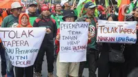 Ratusan buruh tersebut berunjuk rasa menolak rencana pemberlakuan program Tabungan Perumahan Rakyat (Tapera) untuk seluruh pekerja. (Liputan6.com/Angga Yuniar)