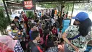 Antrian pengunjung saat akan menaiki bebek air di kawasan wisata Setu Babakan, Jakarta Selatan, Sabtu (2/1/2016). Setu Babakan menjadi destinasi wisata alternatif dengan biaya yang relatif terjangkau. (Liputan6.com/Immanuel Antonius)