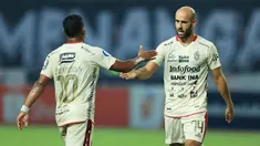 Ibadah puasa di bulan Ramadan merupakan kewajiban bagi setiap muslim dan muslimah di penjuru dunia tanpa membeda-bedakan profesi yang dijalani, termasuk para pesepak bola yang tengah berlaga di BRI Liga 1 2023/2024. Tak hanya pemain lokal, tercatat ada 4 pemain asing di BRI Liga 1 musim ini yang harus menjalani tiga laga BRI Liga 1 2023/2024 di bulan puasa 2024 ini. Berikut daftar keempat pemain asing tersebut. (Bola.com/M Iqbal Ichsan)
