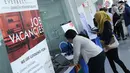 Pencari kerja mengantri di salah satu stand perusahaan saat gelaran Job for Career Festival 2018 di area Stadion Gelora Bung Karno, Jakarta, Selasa (27/11). Gelaran ini diikuti puluhan perusahan baik BUMN maupun swasta. (Liputan6.com/Helmi Fithriansyah)