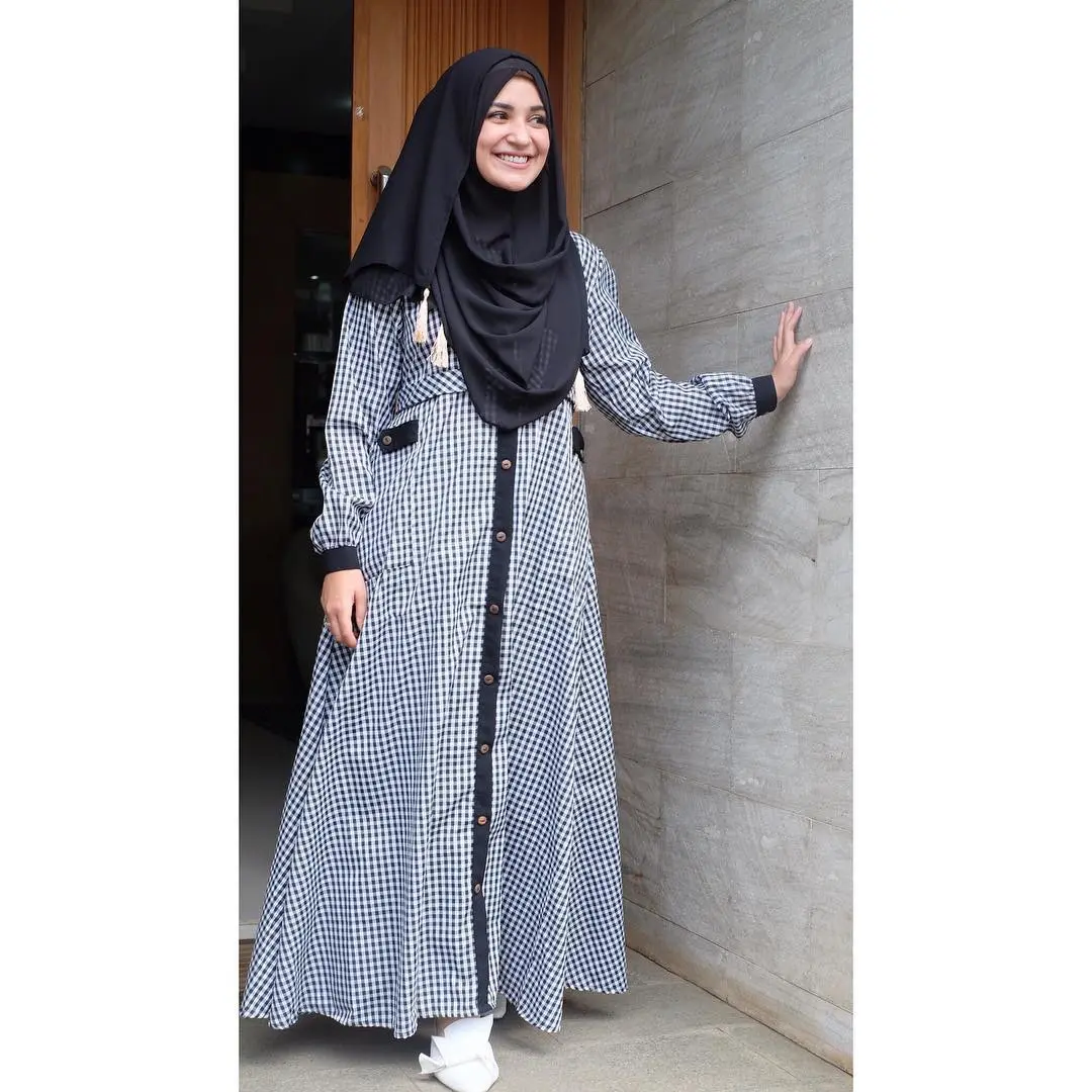 Gaya hijab yang simple dan casual ala selebriti cantik. (sumber foto: @shireensungkar/instagram)