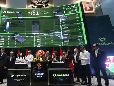 Suasana pencatatan perdana saham PT Super Bank Indonesia Tbk (SUPA) di Bursa Efek Indonesia (BEI), Rabu (17/12/2025). Hari ini, Rabu 17 Desember 2025, PT Super Bank Indonesia Tbk (IDX: SUPA; “Superbank”), bank dengan layanan digital yang didukung oleh Grab, Emtek, Singtel, KakaoBank dan GXS, resmi mencatatkan saham perdananya di Bursa Efek Indonesia (IDX). (Kapanlagi.com/Budy Santoso)