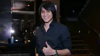 Kevin Aprilio bersama dua perempuan cantik (Fimela.com/Nurwahyunan)