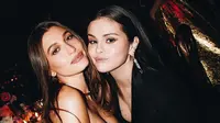 Selena Gomez dan Hailey Bieber foto bersama pertama kali. (dok. Instagram @tyrellhampton/https://www.instagram.com/p/CjyM2l1v33O/Dinny Mutiah)