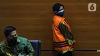 Andririni Yaktiningsasi (kanan) saat rilis penetapan penahanan di Gedung KPK, Jakarta, Jumat (3/9/2021). Andririni Yaktiningsasi merupakan tersangka dugaan korupsi terkait pengadaan pekerjaan jasa konsultasi di Perum Jasa Tirta II tahun 2017. (Liputan6.com/Helmi Fithriansyah)