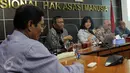 Pemerhati sepakbola Mahfud MD (kedua kiri) dan Rahmad Darmawan (kanan) menemui Komisoner Komnas HAM Siane Indriani (tengah) di kantor Komnas HAM, Jakarta, Kamis (13/8). Pertemuan tersebut terkait pembekuan PSSI oleh Kemenpora. (Liputan6.com/Helmi Afandi)
