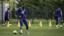 Penyerang Olympique Lyon, Moussa Dembele, melakukan latihan di Decines-Charpieu Groupama, Prancis, Rabu (10/6/2020). Olympique Lyon melakukan persiapan Jelang leg kedua babak 16 besar Liga Champions melawan Juventus. (AFP/Jeff Pachoud)