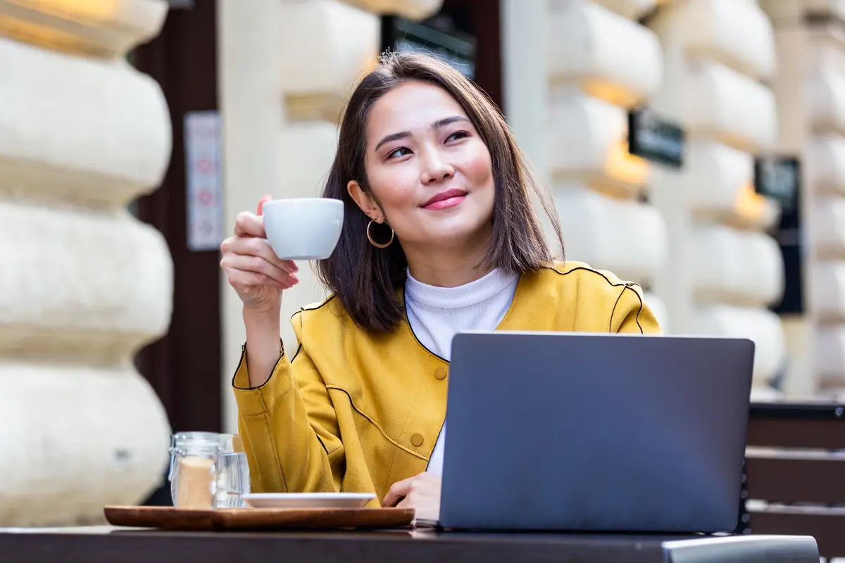 minum kopi bahagia