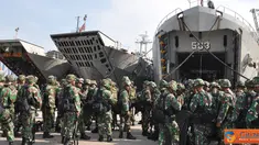 Citizen6, Tanjung Priok: Prajurit Yonif Mekanis-201/Jaya Yudha memasuki KRI Teluk Amboina-503 yang akan melaksanakan Latihan Taktis Antar Kecabangan Tingkat Brigade TA. 2012 pada, Minggu (26/8). (Pengirim: Dispenkolinlamil)
