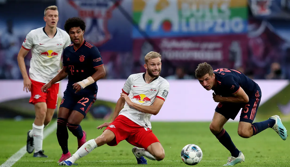 Gelandang RB Leipzig, Konrad Laimer, berebut bola dengan gelandang Bayern Munchen, Serge Gnabry, pada laga Bundesliga 2019/20 di Leipzig, Sabtu (14/9). Kedua klub bermain imbang 1-1. (AFP/John Macdougall)