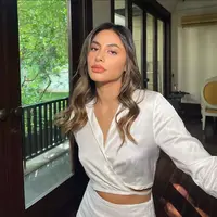 Meski memiliki segudang aktivitas mulai dari syuting drama seri hingga olahraga, Valerie Thomas tetap tampil cantik paripurna. Begini rahasia perawatan kulitnya. (Instagram/valeriethomas).