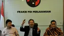 (Ki-ka) Anggota Komisi VI F-PDIP Juliari Batubara, Anggota Komisi XI F-PDIP Hendrawan Supratikno dan Bendahara F-PDIP DPR Alex Lukman memberikan keterangan terkait pelemahan rupiah di ruang F-PDIP, Jakarta, Selasa (29/9/2015). (Liputan6.com/Johan Tallo)