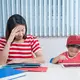 anak yang terbiasa mengambil tanggung jawab atas kesalahannya akan tumbuh menjadi pribadi yang lebih percaya diri, mampu mengambil keputusan, dan tidak mudah bergantung pada orang lain. (foto/dok: freepik/fwstudio)