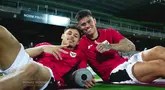 Pemain Timnas Indonesia, Dean James (kiri) dan Mees Hilgers saat melakukan latihan perdana menjelang laga putaran ketiga Kualifikasi Piala Dunia 2026 melawan Australia di Stadion Netstrata Jubilee, Sydney, Selasa (18/03/2025) waktu setempat. (Dok. PSSI)