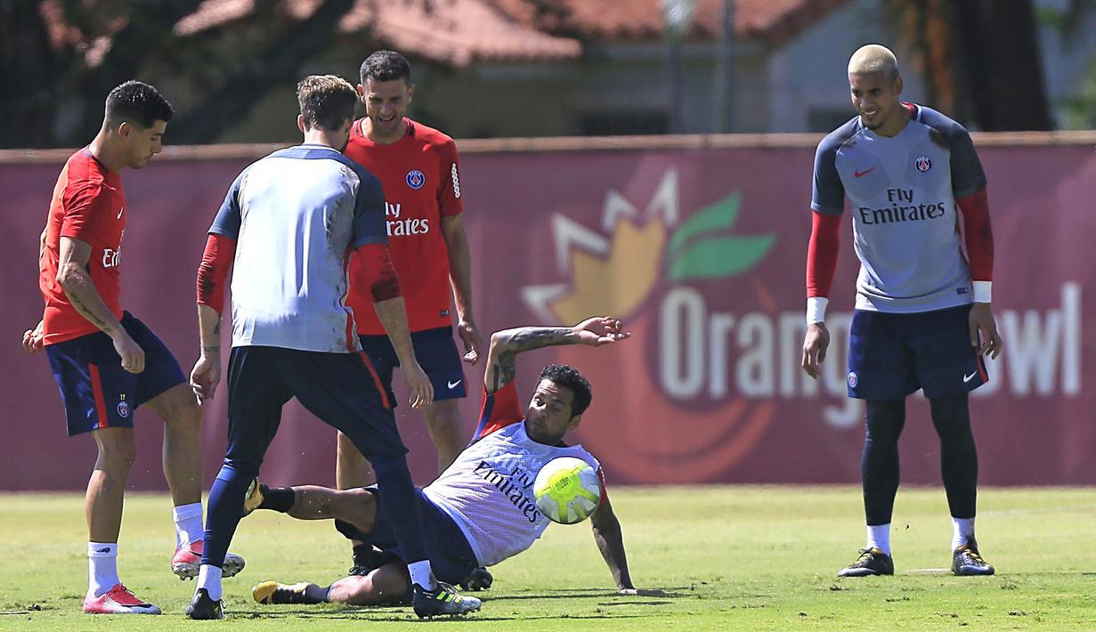 Bek baru PSG, Dabi Alves, melakukan tekel saat latihan di Miami Shores, Florida, Senin (17/7/2017). PSG bersiap menghadapi turnamen International Champions Cup. (AP/Carl Juste)