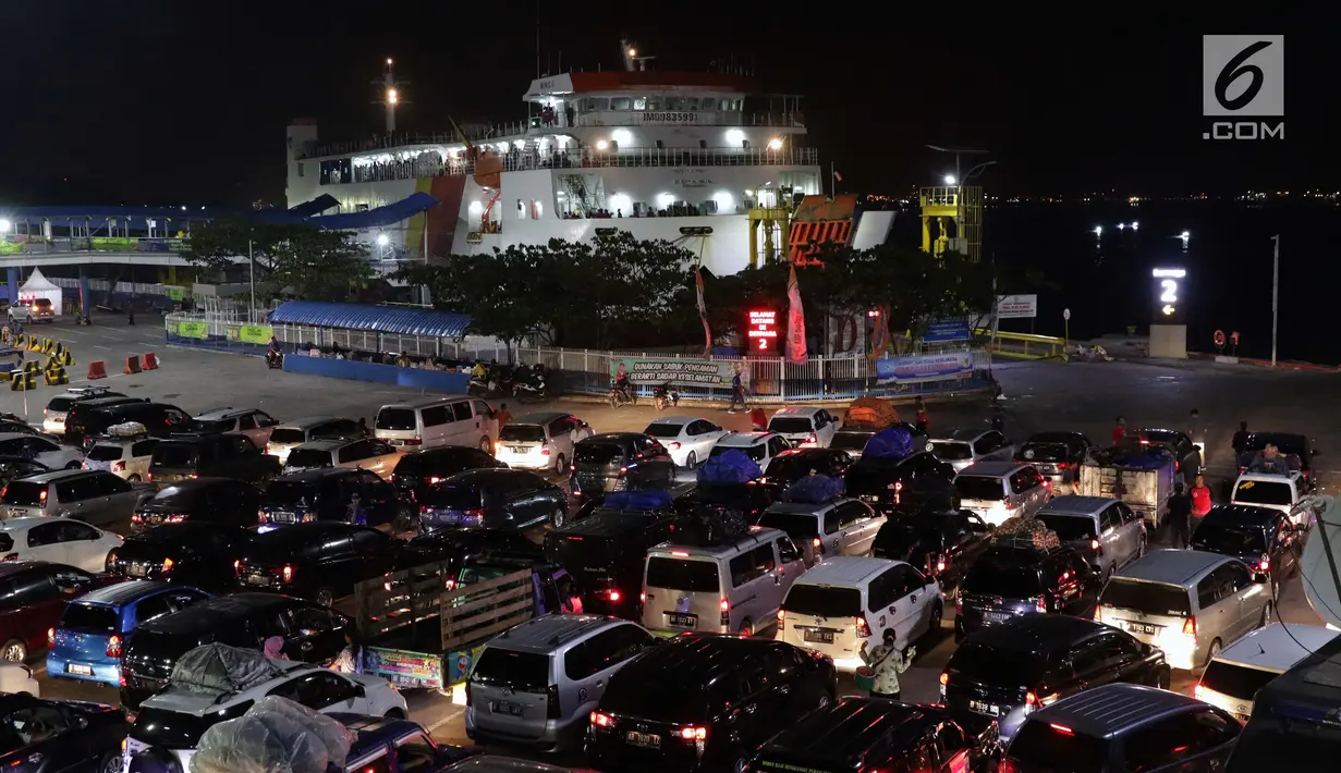 Kendaraan pemudik menanti waktu masuk kapal penyeberangan di Dermaga 2 Pelabuhan Penyebrangan Merak, Banten, Sabtu (1/6/2019). Diperkirakan puncak arus mudik menuju pulau Sumatera akan terjadi pada Sabtu (1/6) dan Minggu (2/6). (Liputan6.com/Helmi Fithriansyah)