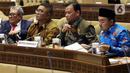 Ketua Bawaslu, Abhan (kedua kanan) mengikuti rapat kerja dengan Komisi II DPR di Kompleks Parlemen Senayan, Jakarta, Selasa (14/1/2020). Rapat tersebut membahas Pilkada Serentak 2020 hingga kasus operasi tangkap tangan (OTT) yang menjerat Komisioner KPU Wahyu Setiawan. (Liputan6.com/Johan Tallo)