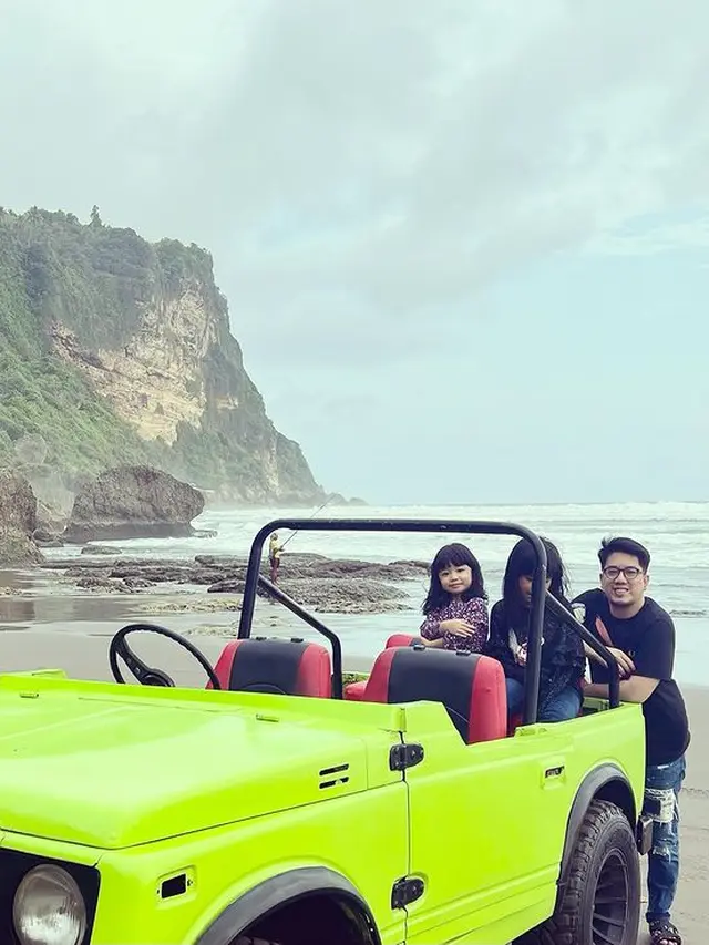 6 Potret Arman Wosi Suami Baru Della Puspita Bareng Anaknya, Penuh Kehangatan