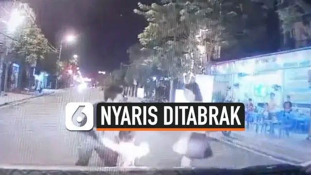 VIDEO: Menegangkan, Bocah Lari ke Jalanan Nyaris Ditabrak Mobil