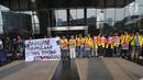 Perwakilan mahasiswa dari berbagai universitas melakukan aksi dukungan terhadap KPK di lobi Gedung Merah Putih, Jakarta, Kamis (12/9/2019). Aksi dilakukan sebagai bentuk penolakan terhadap perubahan Undang-undang Komisi Pemberantasan Korupsi atau revisi UU KPK. (merdeka.com/Dwi Narwoko)