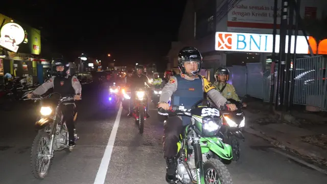 Menggunakan sepeda motor, beberapa petugas gabungan TNI-Polri nampak tengah melakukan patroli rutin, menjaga kondusifitas menjelang natal dan tahun baru di Garut