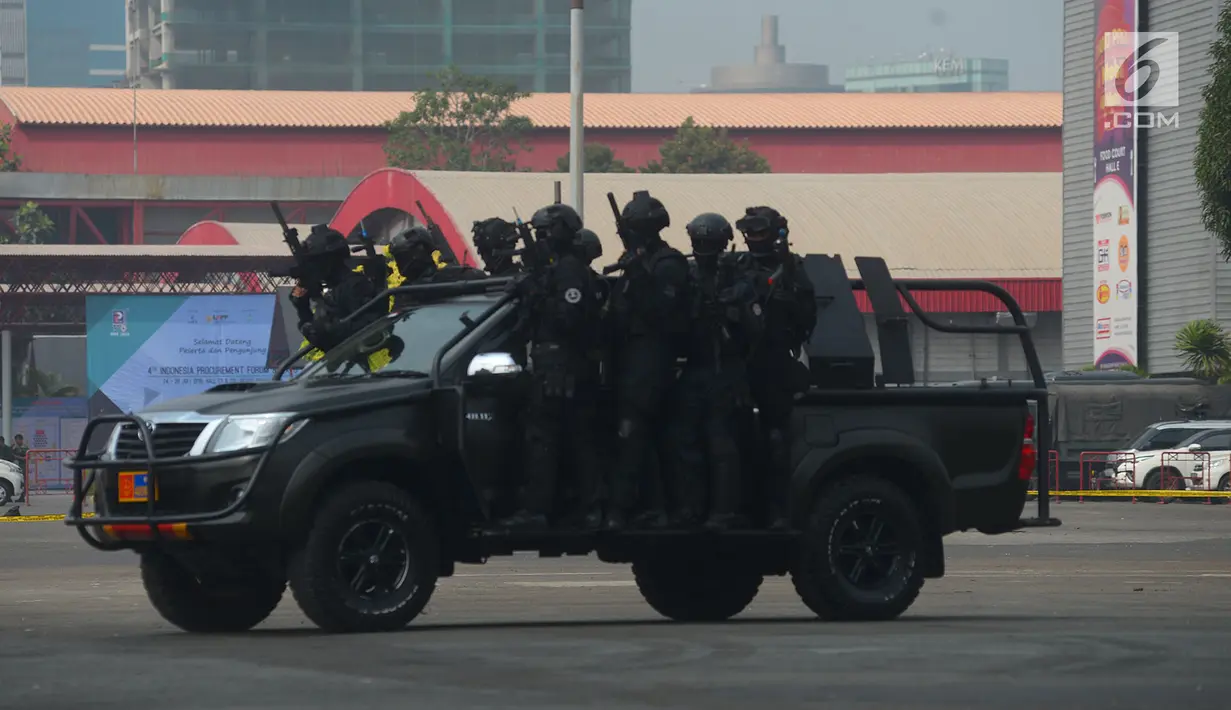 Sejumlah personel anti teror menaiki kendaraan taktis pada simulasi dan latihan mitigasi aksi terorisme untuk pengamanan Asian Games 2018 di JIExpo Kemayoran, Jakarta, Rabu (25/7). Simulasi tersebut diikuti  TNI, Polri, dan BNPT. (Merdeka.com/Imam Buhori)