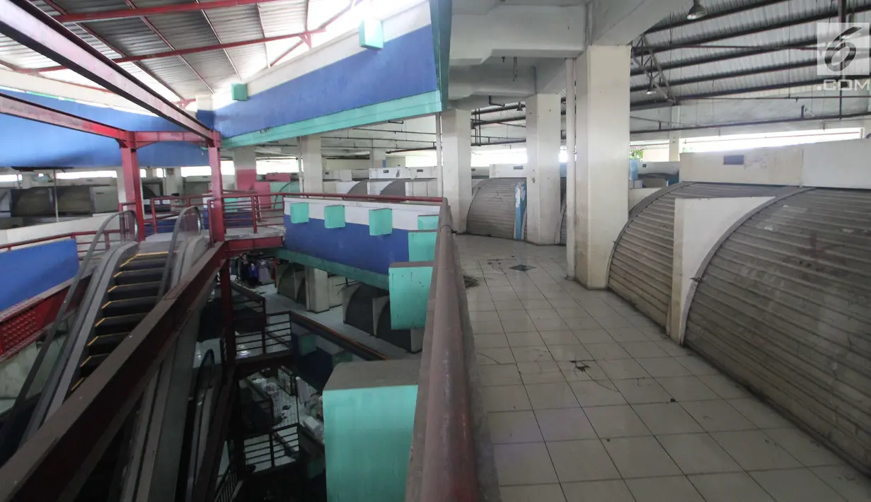 Suasana sepi di Blok G Pasar Tanah Abang, Jakarta, Sabtu (23/12). Lambat laun, pembeli menghilang dari Blok G lantaran tidak ada infrastruktur yang menunjang datangnya pembeli ke sana. (Liputan6.com/Angga Yuniar)