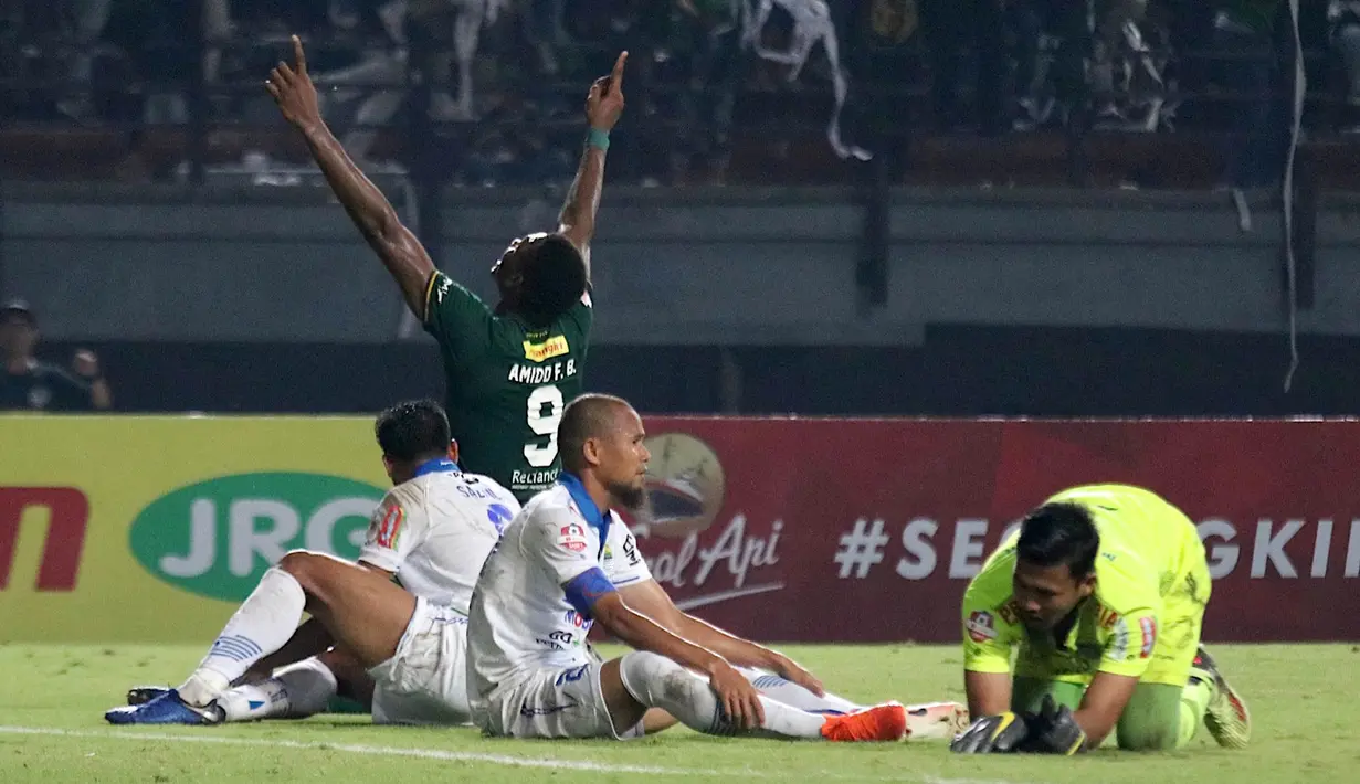 Striker Persebaya Surabaya, Amido Balde, merayakan gol yang dicetaknya ke gawang Persib Bandung pada laga Liga 1 di Stadion Gelora Bung Tomo, Surabaya, Jumat (5/7). Persebaya menang 4-0 atas Persib. (Bola.com/Aditya Wani)