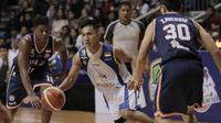 Pebasket Satria Muda Pertamina, Herdianus, melewati pebasket Pelita Jaya pada game pertama final IBL 2018 di Britama Arena, Jakarta, Kamis (19/4/2018). Satria Muda menang 73-63 atas Pelita Jaya. (Bola.com/M Iqbal Ichsan)