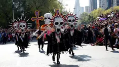 Peserta mengenakan kostum unik saat berpartisipasi dalam parade "Day of the Dead" di Mexico City, Meksiko, Sabtu, (29/10). Festival Kematian merupakan tradisi masyarakat Meksiko yang sudah dilakukan ratusan tahun lalu. (REUTERS / Carlos Jasso)