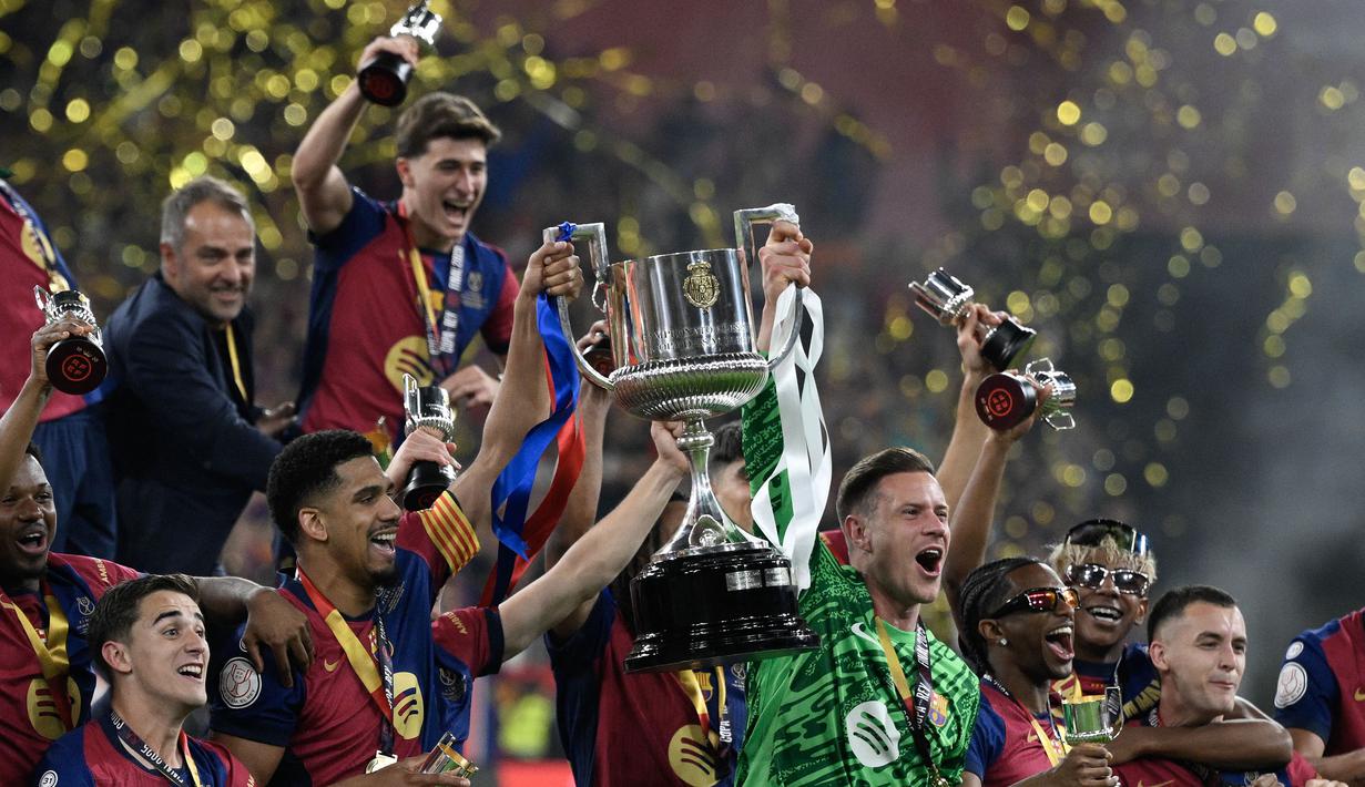 Para pemain Barcelona merayakan gelar juara Copa Del Rey setelah mengalahkan Real Madrid dalam partai final yang berlangsung di La Cartuja stadium, Sevilla, Spanyol. (AFP/Josep Lago)